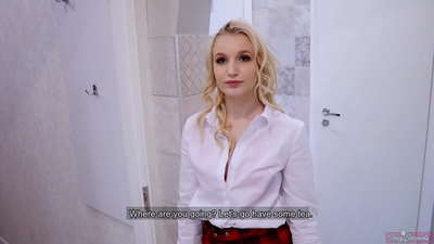 Молода студентка зраджує своєму хлопцеві з його другом | POV і сперма в її кицьку!